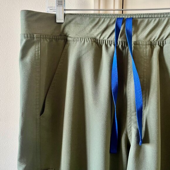 Figs Axim Cargo Scrub Pants Men’s Moss XL Short - Picture 3 of 8